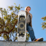 Gepersonaliseerde hemelse zon maan sterren persoonlijk skateboard<br><div class="desc">Een hemelse etherische gouden faux folie zon,  maan en sterren bedekt met een zwarte penseelstreek op een witte achtergrond,  gepersonaliseerd met jouw naam in een trendy scriptstijl. Uniek van een soort.</div>