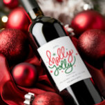 Gepersonaliseerde Holly Jolly Christmas Gift Wijnl Wijn Etiket<br><div class="desc">Verspreid wat vakantiejuichen met dit feestelijke kerstontwerp. Perfect om als kerstcadeau te geven of mee te nemen naar een kerstfeest! Print een bos en gebruik het jaar na jaar!</div>