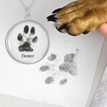 Gepersonaliseerde hond digitale pootafdruk met naa sterling zilver ketting<br><div class="desc">Vier je harige vriend met dit op maat gemaakte sterling zilveren ketting met een digitale pootafdruk en de naam van je hond. Dit prachtig vervaardigde ketting is een welgemeende herinnering en legt de unieke band tussen u en uw huisdier vast. Gemaakt van premium sterlingzilver, het is duurzaam, stijlvol en hypoallergeen...</div>