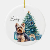 Gepersonaliseerde hondennaam Yorkie met kerstboom Keramisch Ornament (Achterkant)