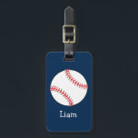 Gepersonaliseerde honkbal op Blue Kinder Boys Bagagelabel<br><div class="desc">Grote witte honkbal met rode stiksels op een marineblauwe achtergrond. De naam van de jongen is geschreven onder het honkbal in grote witte letters. Het telefoonnummer van zijn ouders staat op de achterkant geschreven.</div>