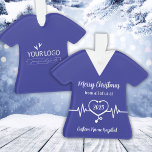 Gepersonaliseerde Hospital Logo & Naam Christmas Ornament<br><div class="desc">Gepersonaliseerde ziekenhuis kerstversiering met een blauwe scrub en een stethoscoop illustratie. Pas het aan met de naam,  het jaar en de logo op de achterkant. Wijzig de kleuren door op de knop te klikken om het ontwerp te bewerken.</div>