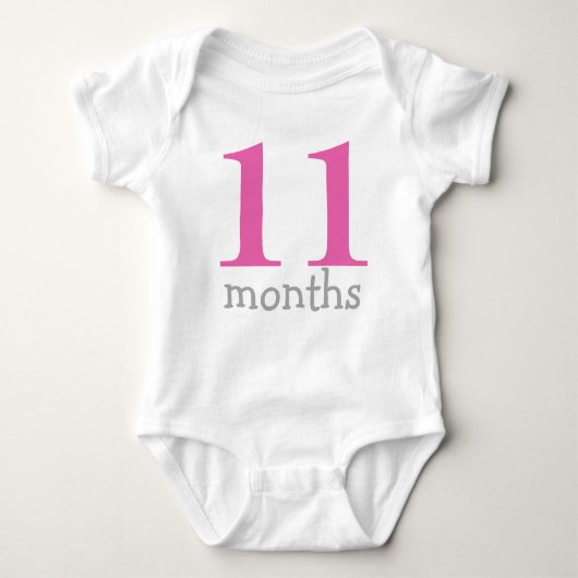 Gepersonaliseerde Hot Pink Maandelijks Baby Romper (Voorkant)
