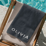 Gepersonaliseerde houtskool Blauw Custom Strandlaken<br><div class="desc">Maak een statement op het strand of bij het zwembad met deze gepersonaliseerde houtskoolblauwe handdoek op maat. Deze handdoek heeft een strakke, houtskoolblauwe kleur en een zachte, absorberende stof en combineert stijl en functionaliteit. Perfect om te loungen in de zon, af te drogen na een duik of te ontspannen bij...</div>