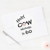 Gepersonaliseerde humoristische heilige Koe 60th B Ronde Sticker (Envelop)