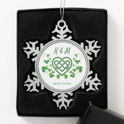 Gepersonaliseerde Ierse Keltische Liefdesknoop Tin Sneeuwvlok Ornament (Kistje)