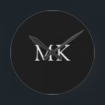 Gepersonaliseerde Initialen van het Monogram Moder Ronde Klok<br><div class="desc">Gepersonaliseerde Monogram Initialen Moderne Zwarte klok. Een initiaal-monogram met twee letters, in klassiek wit, zwart, in een tijdloze vormgeving die hij leuk zal vinden, zou een uitstekend geschenk zijn voor vaderdag, verjaardagen, feestdagen, afstuderen, promotie of een speciale gelegenheid. Uitstekend voor zowel thuis als kantoor decor. Pas je eigen tekst aan....</div>