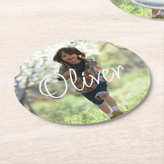Gepersonaliseerde jongens foto verjaardag schattig ronde kartonnen onderzetter (Gebogen)