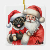 Gepersonaliseerde Joyful Pug Dog met de Kerstman Keramisch Ornament (Voorkant)
