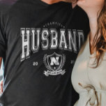 Gepersonaliseerde Kampioen Man Funny Mannen T-shirt<br><div class="desc">Verhoog de feestelijkheden met ons "Champion Husband" t-shirt, gepersonaliseerd met een monogram voor een unieke touch. Ideaal voor verjaardagen, jubilea en Valentijnsdag, dit shirt is de perfecte mix van humor en sentiment. Geef je man een lach en een blijk van waardering. Gemaakt voor comfort en stijl, het is een winnende...</div>