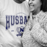 Gepersonaliseerde Kampioen Man Funny Mannen T-shirt<br><div class="desc">Verhoog de feestelijkheden met ons "Champion Husband" t-shirt, gepersonaliseerd met een monogram voor een unieke touch. Ideaal voor verjaardagen, jubilea en Valentijnsdag, dit shirt is de perfecte mix van humor en sentiment. Geef je man een lach en een blijk van waardering. Gemaakt voor comfort en stijl, het is een winnende...</div>