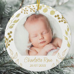 Gepersonaliseerde Keepsake Baby Kerstfoto Keramisch Ornament<br><div class="desc">Herinner de komst van je baby met dit unieke ornament. Het is versierd met handgeschilderd goudblad en bessen. Eenvoudig aan te passen met uw foto,  naam en datum. Originele Waterverf © Michele Davies.</div>