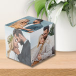 Gepersonaliseerde Keepsake Pas getrouwd paar foto Kubus<br><div class="desc">Creëer je eigen speciale aandenken met deze aangepaste fotokubus, ontworpen om vijf verschillende foto's van het gelukkige paar weer te geven. Perfect voor pasgetrouwden, deze fotokubus vangt gekoesterde "net getrouwde" momenten en maakt een unieke toevoeging aan elk kantoor-bureau, huisdecor of als verjaardagscadeau. Personaliseer het met trouwfoto's, de herinneringen van het...</div>