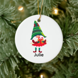 Gepersonaliseerde kerst Gnome met een geschenkdoos Keramisch Ornament