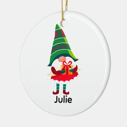 Gepersonaliseerde kerst Gnome met een geschenkdoos Keramisch Ornament (Links)
