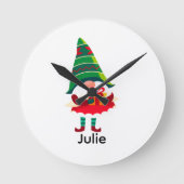 Gepersonaliseerde kerst Gnome met een geschenkdoos Ronde Klok (Voorkant)