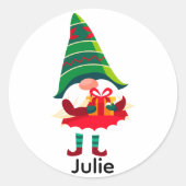 Gepersonaliseerde kerst Gnome met een geschenkdoos Ronde Sticker (Voorkant)