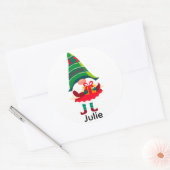 Gepersonaliseerde kerst Gnome met een geschenkdoos Ronde Sticker (Envelop)