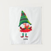 Gepersonaliseerde kerst Gnome met een geschenkdoos Wandkleed (Voorkant)