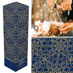 Gepersonaliseerde Kerst Sneeuwvlok Blauw Goud Gift Wijn<br><div class="desc">Voeg de wow-factor toe aan je fles wijn of champagne met een gepersonaliseerde geschenkdoos! Dit elegante ontwerp met een winterthema heeft de woorden 'Vrolijk kerstfeest' en kan worden gepersonaliseerd met de naam van de ontvanger of een familienaam en het vakantiejaar. Een stijlvol all-over patroon versierd met onderling verbonden bloemvormen, hartvormige...</div>