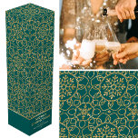 Gepersonaliseerde Kerst Sneeuwvlok Groen Goud Cade Wijn<br><div class="desc">Voeg de wow-factor toe aan je fles wijn of champagne met een gepersonaliseerde geschenkdoos! Dit elegante ontwerp met een winterthema heeft de woorden 'Vrolijk kerstfeest' en kan worden gepersonaliseerd met de naam van de ontvanger of een familienaam en het vakantiejaar. Een stijlvol all-over patroon versierd met onderling verbonden bloemvormen, hartvormige...</div>