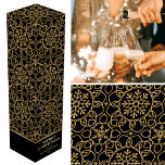 Gepersonaliseerde Kerst Sneeuwvlok Zwart Goud Gift Wijn<br><div class="desc">Voeg de wow-factor toe aan je fles wijn of champagne met een gepersonaliseerde geschenkdoos! Dit elegante ontwerp met een winterthema heeft de woorden 'Vrolijk kerstfeest' en kan worden gepersonaliseerd met de naam van de ontvanger of een familienaam en het vakantiejaar. Een stijlvol all-over patroon versierd met onderling verbonden bloemvormen, hartvormige...</div>