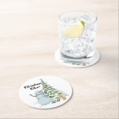Gepersonaliseerde kerstjuichende sneeuwman ronde kartonnen onderzetter (Insitu)