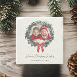 Gepersonaliseerde kerstkrans met foto en naam stenen onderzetter<br><div class="desc">Voeg een persoonlijk tintje toe aan uw vakantiefeesten met dit gepersonaliseerde Christmas Wreath Stone-Onderzetter met uw foto en naam. Het feestelijke kransontwerp brengt charme en warmte aan uw tafeldecor terwijl u oppervlakken beschermt. Dit duurzame stenen onderzetter is ideaal voor vakantiebijeenkomsten of als een doordacht cadeau op maat voor vrienden en...</div>