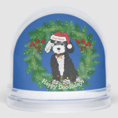 Gepersonaliseerde Kerstkrans Naughty Bernedoodle Sneeuwbol (Voorkant)