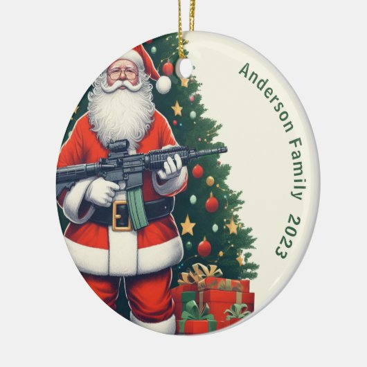Gepersonaliseerde Kerstman en AR-15 Kerstmis Keramisch Ornament (Links)