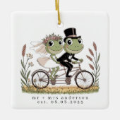 Gepersonaliseerde kikkers op een fiets Huwelijk Keramisch Ornament (Voorkant)