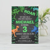 Gepersonaliseerde Kinder Drie Dinosaurus Verjaarda Kaart (Staand voorkant)