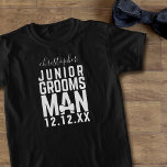 Gepersonaliseerde Kinder Junior Groomsman Zwart T- T-shirt<br><div class="desc">Trakteer je junior groomsmen op bijpassende junior groomsman shirten! Voeg gewoon hun naam en je trouwdatum toe en laat ze je gasten verwennen met hun schattigheid. Perfecte kleding voor trouwrepetities</div>