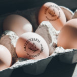 Gepersonaliseerde  kippeneieren rubberstempel<br><div class="desc">Pas dit boerenhok gemakkelijk aan met de logo van je eigen bedrijf, als je biologische eieren met een rubberstempel van je eigen bedrijf meedraagt, of laat deze heerlijke en eenvoudige handgemaakte kippenafbeelding achter. Voeg uw eigen logo, afbeelding en tekst toe en creëer uw eigen warm en robuust grafisch ontwerp. Ideaal...</div>