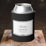 Gepersonaliseerde Klassieke Bowtie Groom Bachelor  Blikjeskoeler<br><div class="desc">Houd de drink van de bruidegom koel en verfijnd met deze aangepaste koelbox. Ontworpen in een strakke zwart-witstijl, is het gepersonaliseerd met zijn naam, titel en trouwdatum voor een echt uniek geschenk. De tijdloze esthetiek past bij elk huwelijksthema, van modern tot klassiek, en voegt een verfijnde touch toe aan elke...</div>