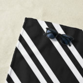 Gepersonaliseerde klassieke zwart-witte strepen strandlaken (In situ)