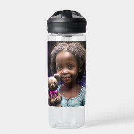 Gepersonaliseerde kleine meisje met een teddybeer waterfles