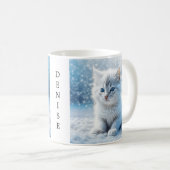 Gepersonaliseerde kleine witte kitten in sneeuw koffiemok (Voorkant rechts)
