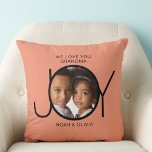 Gepersonaliseerde kleinkinderen namen foto oma kussen<br><div class="desc">Dit eenvoudige en stijlvolle foto gooi kussen voor je oma is versierd met het woord JOY en zegt "We Love You Grandma" op een terracotta achtergrond. Gemakkelijk aan te passen met uw foto en kleinkinderen namen. Maakt een perfect aandenken cadeau voor oma.</div>