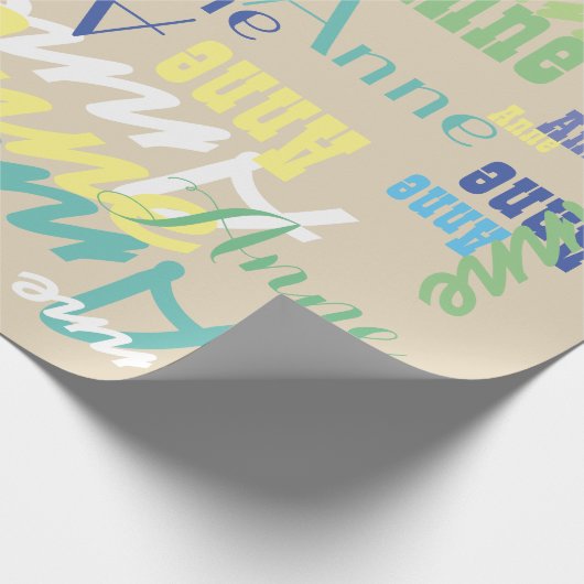 Gepersonaliseerde kleur kinder naampatroon op beig cadeaupapier (Hoek)