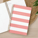 Gepersonaliseerde koraal en witte streep planner<br><div class="desc">Chique gepersonaliseerde planner heeft brede perzikkoraalroze en witte strepen met jouw naam of monogram in elegante witte letters. Personaliseer met het jaar langs de onderkant.</div>