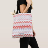Gepersonaliseerde koraal Ikat Chevron Patroon Brui Tote Bag (Dichtbij)
