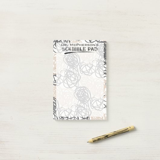 Gepersonaliseerde krabbelpad (tan/houtskool) post-it® notes (Op bureau)