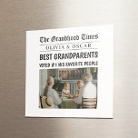 gepersonaliseerde krant | Beste grootouders cadeau Magneet<br><div class="desc">Maak hun koffiepauze extra speciaal met deze gepersonaliseerde "Grandhood Times" espressokop! Met een aangepaste foto en een grappige krantenkop die hen de "Beste grootouders" noemt,  is deze charmante kleine mok vol hart. Perfect voor espresso-liefhebbende grootouders,  dit maakt een lief en attent cadeau voor verjaardagen,  feestdagen of grootouderdag.</div>
