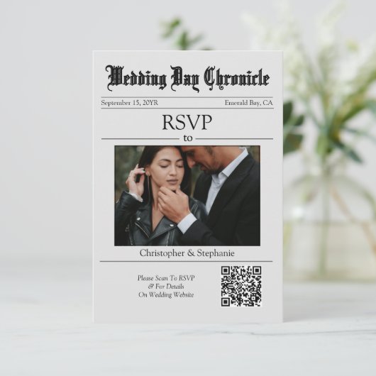 Gepersonaliseerde krant Minimalistisch Elegante QR RSVP Kaartje (Staand voorkant)