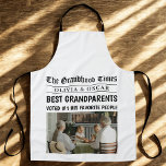 Gepersonaliseerde krantenkop | Beste grootouder Schort<br><div class="desc">Maak hun tijd in de keuken nog specialer met dit leuke en hartverwarmende "Grandhood Times" gepersonaliseerde schort! Dit aangepaste schort is vormgegeven als een voorpagina van een krant en bevat uw favoriete familiefoto, de namen van de kleinkinderen en een gedurfde kop waarin ze worden uitgeroepen tot de beste grootouders ooit....</div>