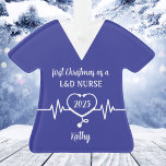 Gepersonaliseerde L&D Nurse Christmas Ornament<br><div class="desc">Gepersonaliseerde eerste kerst als een L & D Nurse ornament met een blauw struikgewas en een stethoscoopillustratie. Pas het aan met een naam en een jaar. Verander de kleuren van de huid en uniform door op de knop te klikken om het ontwerp te bewerken.</div>