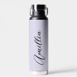 Gepersonaliseerde Lavendel Zwart Script Trouwwater Waterfles<br><div class="desc">Gepersonaliseerde Lavendel Zwart Script Wedding Water Fles</div>