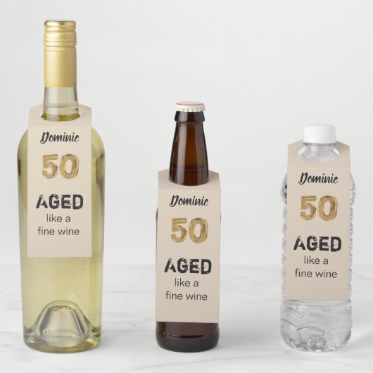 Gepersonaliseerde leeftijd als een fijne wijn 50st flessenhanger (In situ)