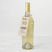 Gepersonaliseerde leeftijd als een fijne wijn 50st flessenhanger (Schuin)